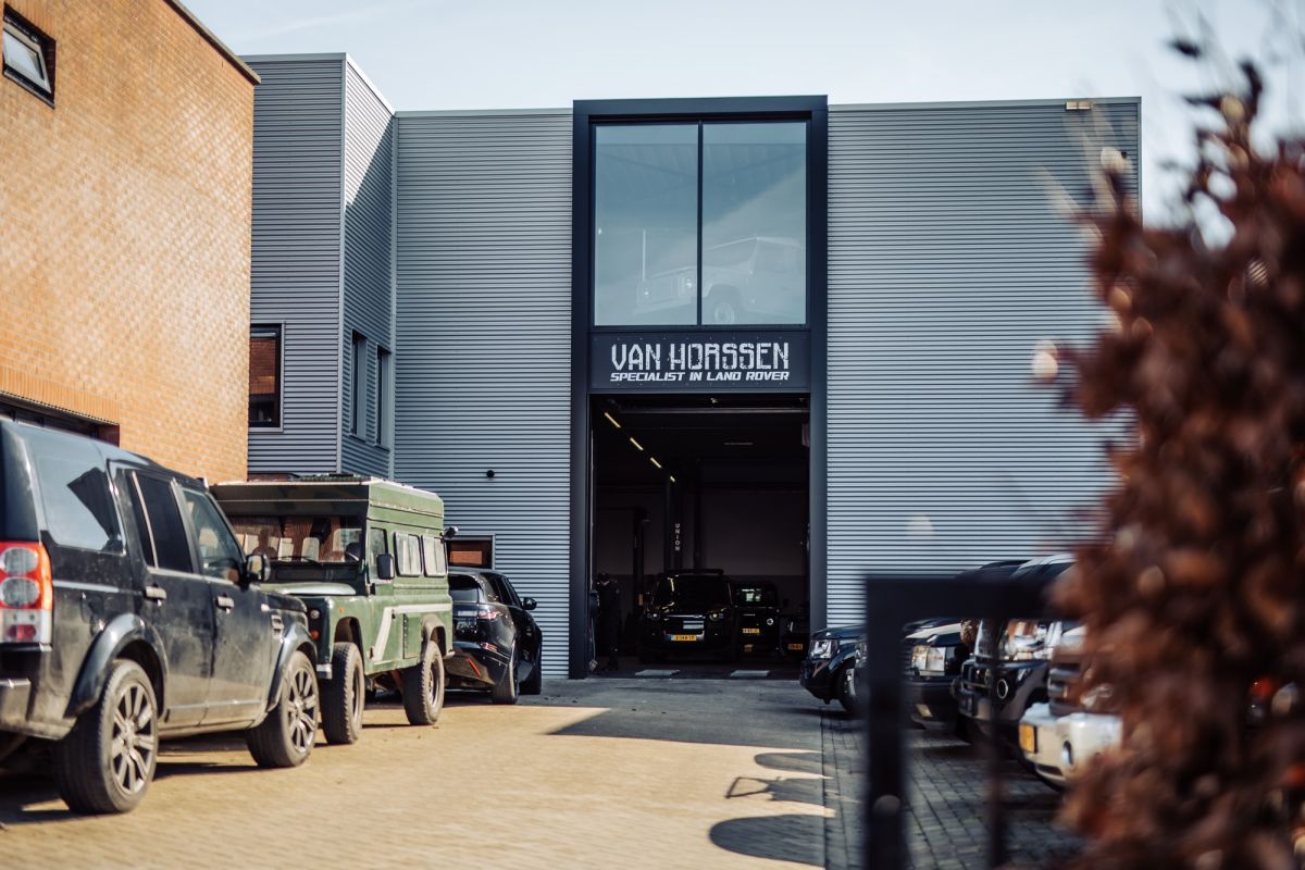 Aanzicht van de garage van Van Horssen 4x4 Specialist in Land rover Lunteren