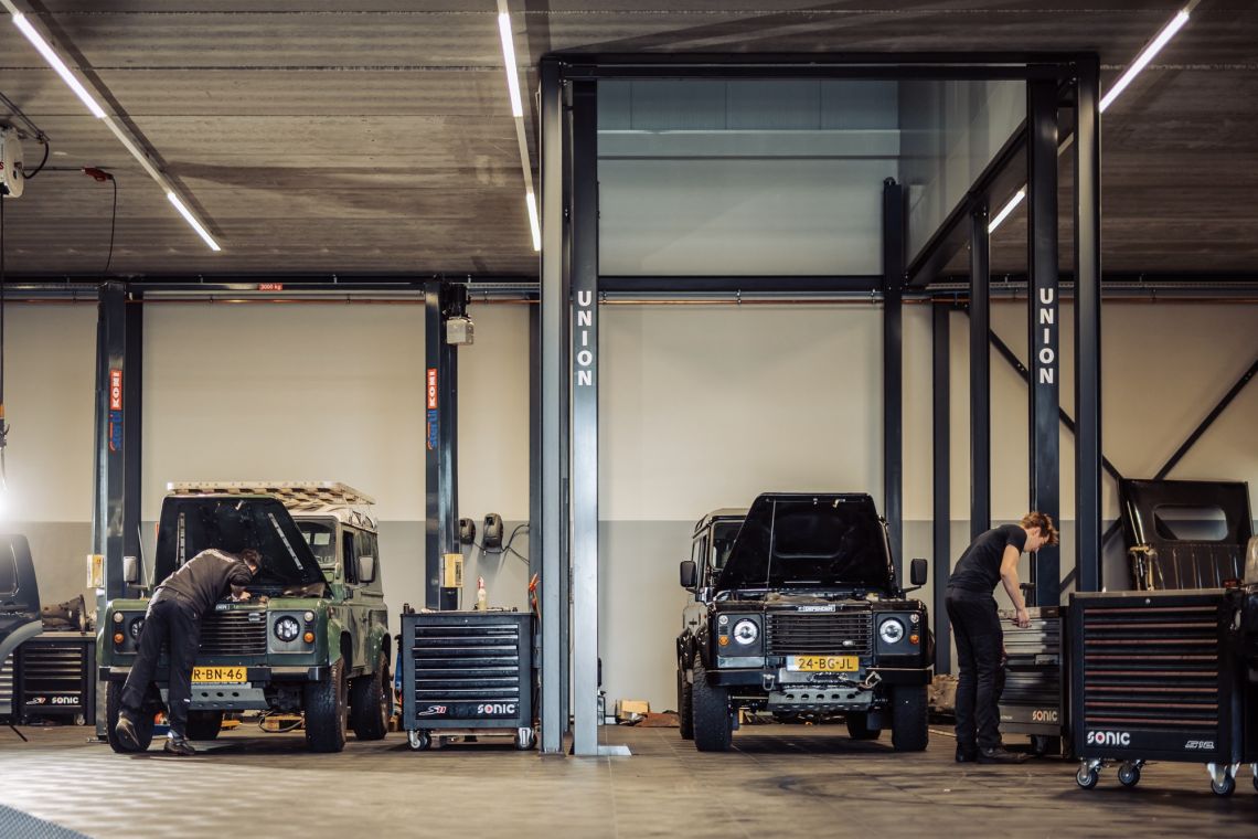 Twee Land Rovers worden gerepareerd